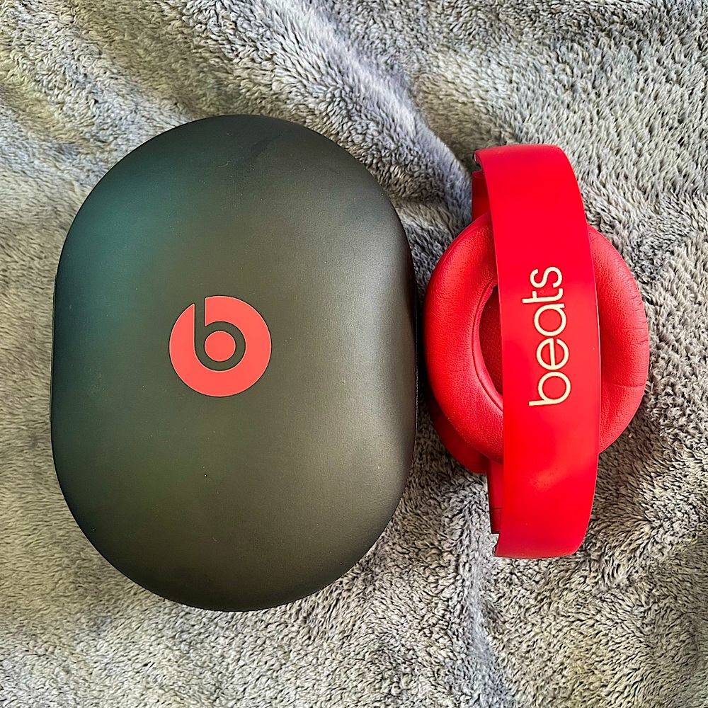 DRE BEATS STUDIO 3 WIRELESS HEADPHONES
EXCELLENT CONDITION 
LIKE NEW-BARELY USED